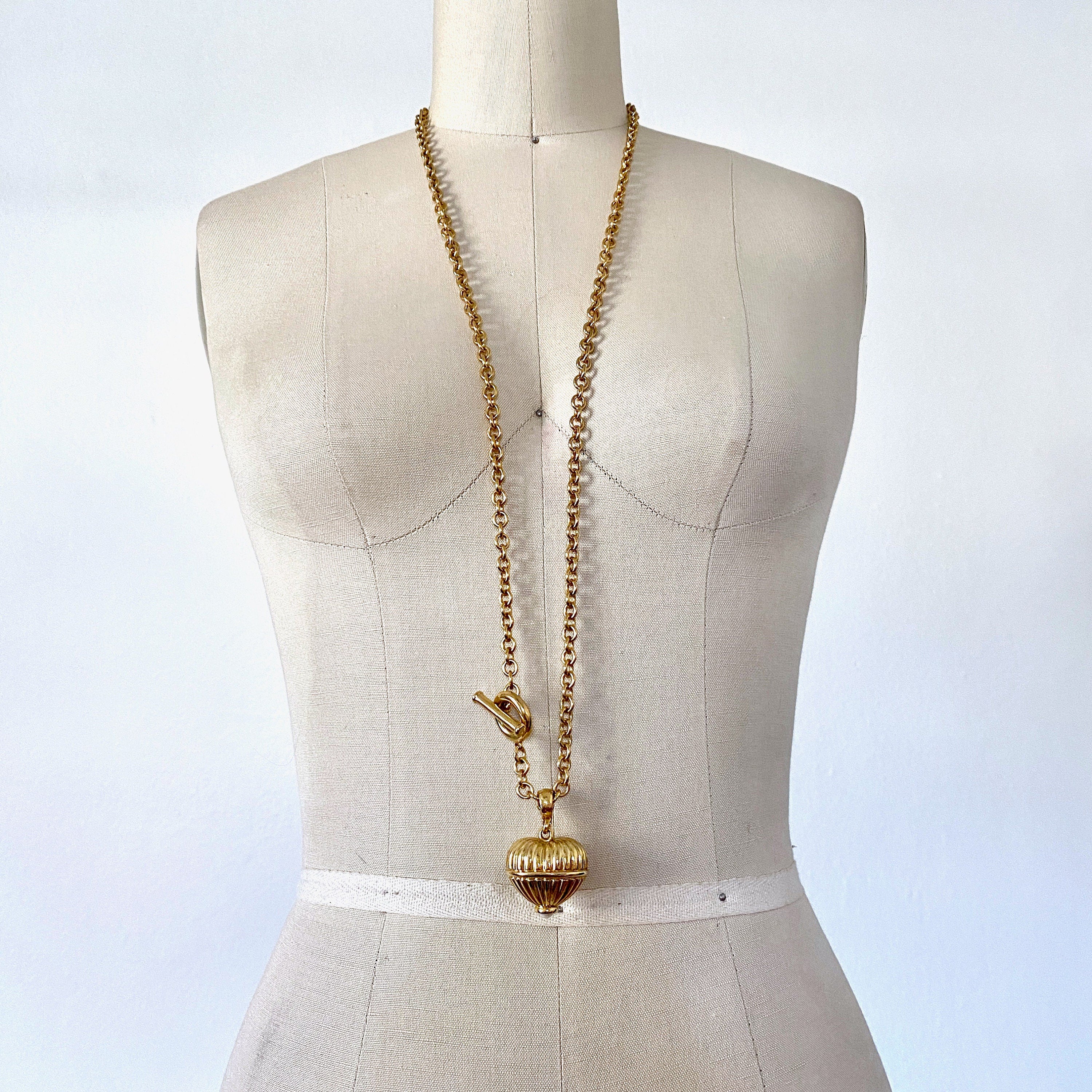 ⚜️ Vintage Givenchy Pearl Bracelet with Logo Clasp | Givenchy pearl,  Vintage givenchy, Pearl bracelet